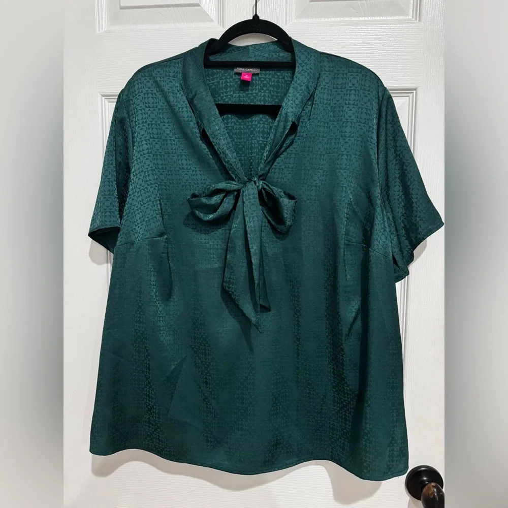 VINCE CAMUTO SHORT SLEEVES BLOUSE TIE NECK GREEN SIZE 1X PLUS LIGHTWEIGHT‎ NEW
